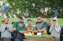 Foto: Bupati Kukar Aulia Rahman Basri lakukan potong tumpeng pada Milad ke-60 KAHMI Kukar.