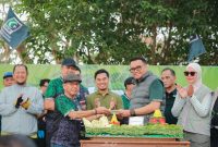 Foto: Bupati Kukar Aulia Rahman Basri lakukan potong tumpeng pada Milad ke-60 KAHMI Kukar.