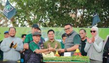 Foto: Bupati Kukar Aulia Rahman Basri lakukan potong tumpeng pada Milad ke-60 KAHMI Kukar.