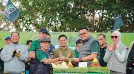 Foto: Bupati Kukar Aulia Rahman Basri lakukan potong tumpeng pada Milad ke-60 KAHMI Kukar.