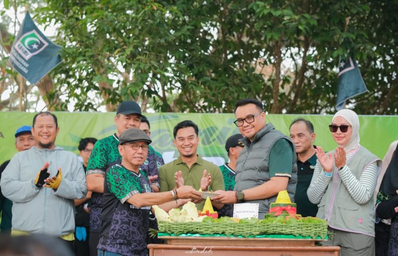 Foto: Bupati Kukar Aulia Rahman Basri lakukan potong tumpeng pada Milad ke-60 KAHMI Kukar.