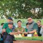 Foto: Bupati Kukar Aulia Rahman Basri lakukan potong tumpeng pada Milad ke-60 KAHMI Kukar.