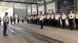 Foto: Kepala Lapas Narkotika Kelas IIA Samarinda, Puang Dirham, saat memimpin apel pagi.