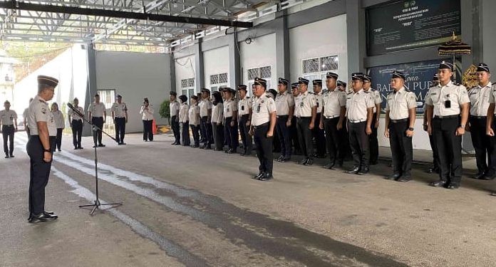 Foto: Kepala Lapas Narkotika Kelas IIA Samarinda, Puang Dirham, saat memimpin apel pagi.