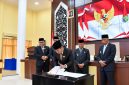 Foto: Bupati Bulungan, Syarwani (berdasi biru, di pinggir), saat menyepakati dua ranperda kabupaten Bulungan. (dok. Humas Pemkab Bulungan).