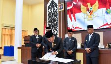 Foto: Bupati Bulungan, Syarwani (berdasi biru, di pinggir), saat menyepakati dua ranperda kabupaten Bulungan. (dok. Humas Pemkab Bulungan).