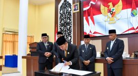 Foto: Bupati Bulungan, Syarwani (berdasi biru, di pinggir), saat menyepakati dua ranperda kabupaten Bulungan. (dok. Humas Pemkab Bulungan).