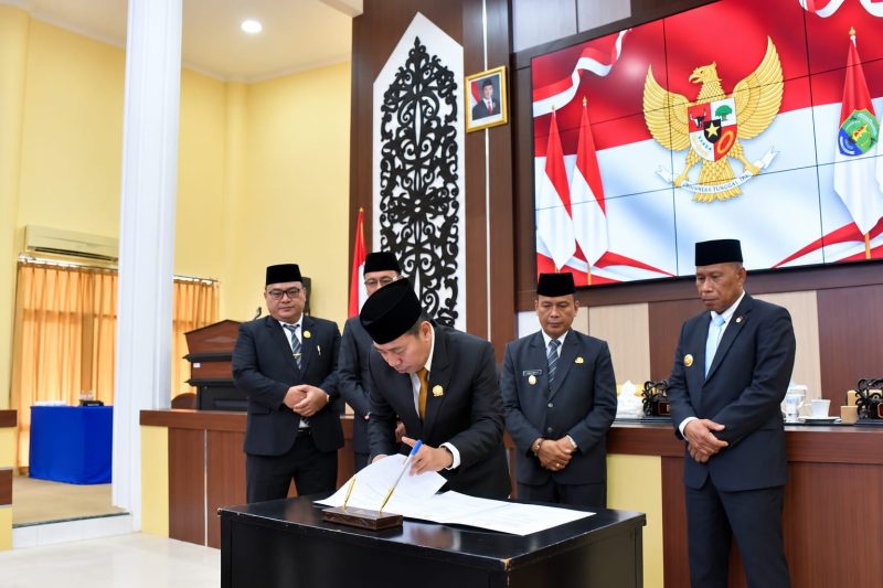 Foto: Bupati Bulungan, Syarwani (berdasi biru, di pinggir), saat menyepakati dua ranperda kabupaten Bulungan. (dok. Humas Pemkab Bulungan).