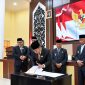 Foto: Bupati Bulungan, Syarwani (berdasi biru, di pinggir), saat menyepakati dua ranperda kabupaten Bulungan. (dok. Humas Pemkab Bulungan).