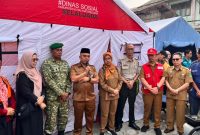 Foto: Asisten I Sekretariat Daerah Kukar, Akhmad Taufik Hidayat dan Kepala Dinsos Kukar, Rinda Desianti saat memberikan bantuan pada korban Kebakaran di Kelurahan Melayu.