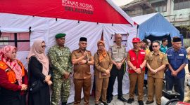 Foto: Asisten I Sekretariat Daerah Kukar, Akhmad Taufik Hidayat dan Kepala Dinsos Kukar, Rinda Desianti saat memberikan bantuan pada korban Kebakaran di Kelurahan Melayu.