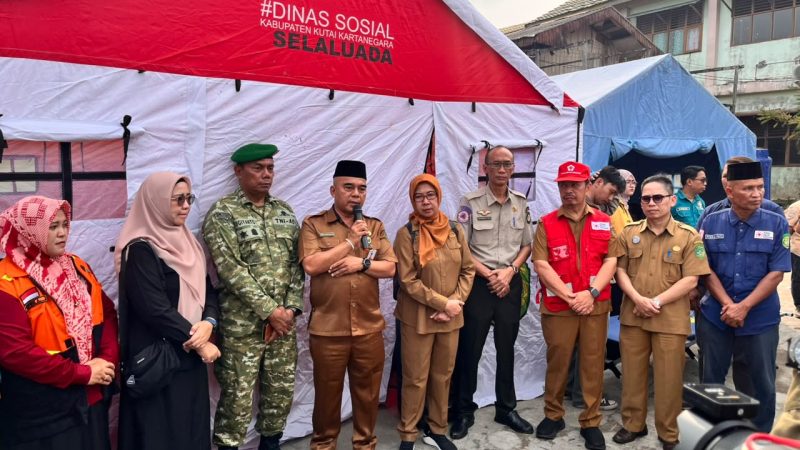Foto: Asisten I Sekretariat Daerah Kukar, Akhmad Taufik Hidayat dan Kepala Dinsos Kukar, Rinda Desianti saat memberikan bantuan pada korban Kebakaran di Kelurahan Melayu.