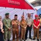 Foto: Asisten I Sekretariat Daerah Kukar, Akhmad Taufik Hidayat dan Kepala Dinsos Kukar, Rinda Desianti saat memberikan bantuan pada korban Kebakaran di Kelurahan Melayu.