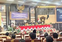 Foto: Asisten I Sekretariat Daerah Kukar, Akhmad Taufik Hidayat bersama jajaran pimpinan DPRD Kukar saat paripurna.