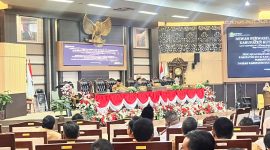 Foto: Asisten I Sekretariat Daerah Kukar, Akhmad Taufik Hidayat bersama jajaran pimpinan DPRD Kukar saat paripurna.