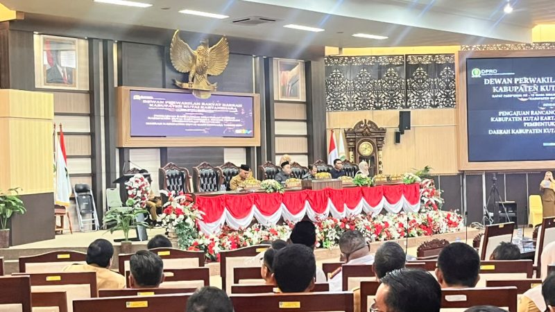 Foto: Asisten I Sekretariat Daerah Kukar, Akhmad Taufik Hidayat bersama jajaran pimpinan DPRD Kukar saat paripurna.