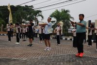 Foto: Bupati Kukar Aulia Rahman Basri dan jajaran Forkopimda saat senam bersama di kantor Kejari Kukar.