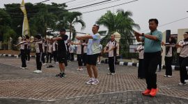 Foto: Bupati Kukar Aulia Rahman Basri dan jajaran Forkopimda saat senam bersama di kantor Kejari Kukar.