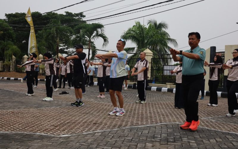 Foto: Bupati Kukar Aulia Rahman Basri dan jajaran Forkopimda saat senam bersama di kantor Kejari Kukar.
