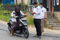 Foto: Lapas Narkotika Kelas IIA Samarinda bersama PIPAS saat membagikan masker ke warga sekitar. (Dok. Lapas Narkotika Smd Kelas IIA)