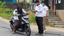Foto: Lapas Narkotika Kelas IIA Samarinda bersama PIPAS saat membagikan masker ke warga sekitar. (Dok. Lapas Narkotika Smd Kelas IIA)
