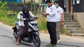 Foto: Lapas Narkotika Kelas IIA Samarinda bersama PIPAS saat membagikan masker ke warga sekitar. (Dok. Lapas Narkotika Smd Kelas IIA)