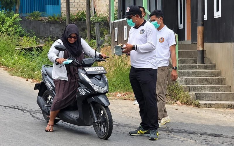Foto: Lapas Narkotika Kelas IIA Samarinda bersama PIPAS saat membagikan masker ke warga sekitar. (Dok. Lapas Narkotika Smd Kelas IIA)