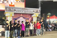 Foto: Foto bersama Kepala Bidang Pengembangan Ekonomi Kreatif Dispar Kukar, Zikri Umulda bersama talent dan Sanggar Mamanda Panji Berseri Tenggarong di Simpang Odah Etam, Tenggarong.