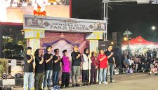 Foto: Foto bersama Kepala Bidang Pengembangan Ekonomi Kreatif Dispar Kukar, Zikri Umulda bersama talent dan Sanggar Mamanda Panji Berseri Tenggarong di Simpang Odah Etam, Tenggarong.