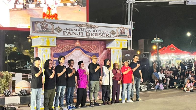 Foto: Foto bersama Kepala Bidang Pengembangan Ekonomi Kreatif Dispar Kukar, Zikri Umulda bersama talent dan Sanggar Mamanda Panji Berseri Tenggarong di Simpang Odah Etam, Tenggarong.
