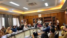 Foto: Kepala Disdamkarmatan Kukar, Fida Hurasani saat ikuti RDP di DPRD Kukar bersama OPD, Camat dan Lurah bahas soal pencegahan kebakaran.