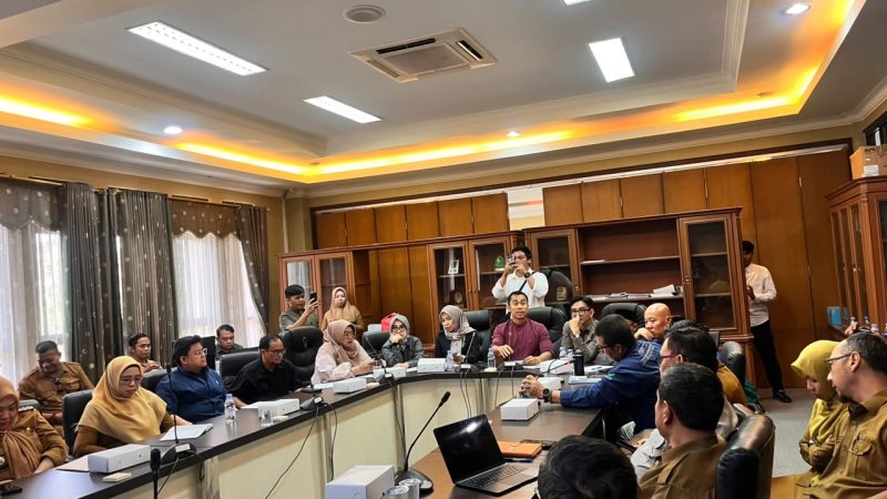 Foto: Kepala Disdamkarmatan Kukar, Fida Hurasani saat ikuti RDP di DPRD Kukar bersama OPD, Camat dan Lurah bahas soal pencegahan kebakaran.