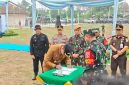 Foto: Bupati Kukar, Aulia Rahman Basri saat menandatangani berita acara usai upacara TMMD.