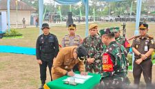 Foto: Bupati Kukar, Aulia Rahman Basri saat menandatangani berita acara usai upacara TMMD.