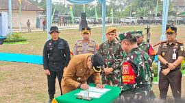 Foto: Bupati Kukar, Aulia Rahman Basri saat menandatangani berita acara usai upacara TMMD.