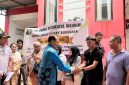Foto: kepala Disbun Kukar, M. Taufik saat salurkan bantuan csr di kelurahan Melayu, Tenggarong.