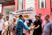 Foto: kepala Disbun Kukar, M. Taufik saat salurkan bantuan csr di kelurahan Melayu, Tenggarong.