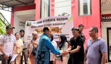 Foto: kepala Disbun Kukar, M. Taufik saat salurkan bantuan csr di kelurahan Melayu, Tenggarong.