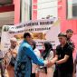 Foto: kepala Disbun Kukar, M. Taufik saat salurkan bantuan csr di kelurahan Melayu, Tenggarong.