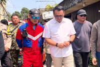Foto: Bupati Kukar Aulia Rahman Basri didampingi kepala Damkar Kukar Fida Hurasani saat melihat kondisi usai kebakaran di loa Ipuh.