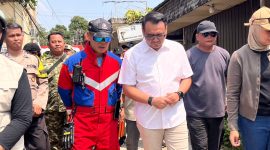 Foto: Bupati Kukar Aulia Rahman Basri didampingi kepala Damkar Kukar Fida Hurasani saat melihat kondisi usai kebakaran di loa Ipuh.