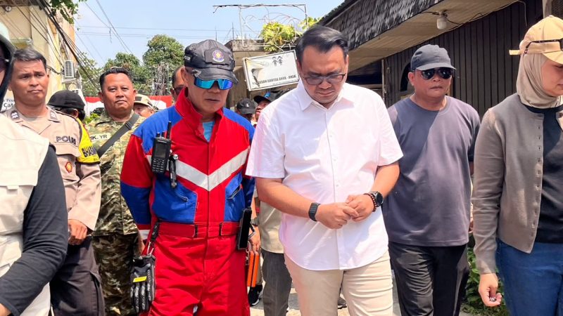 Foto: Bupati Kukar Aulia Rahman Basri didampingi kepala Damkar Kukar Fida Hurasani saat melihat kondisi usai kebakaran di loa Ipuh.
