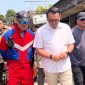 Foto: Bupati Kukar Aulia Rahman Basri didampingi kepala Damkar Kukar Fida Hurasani saat melihat kondisi usai kebakaran di loa Ipuh.