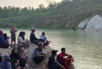 Foto: Orang tua, Keluarga hingga kerabat korban (A) bocah 12 tahun yang tenggelam di lubang tambang di Samarinda. (Dok. JATAM Kaltim).
