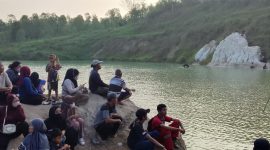 Foto: Orang tua, Keluarga hingga kerabat korban (A) bocah 12 tahun yang tenggelam di lubang tambang di Samarinda. (Dok. JATAM Kaltim).