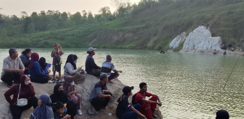 Foto: Orang tua, Keluarga hingga kerabat korban (A) bocah 12 tahun yang tenggelam di lubang tambang di Samarinda. (Dok. JATAM Kaltim).