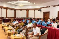 Foto: Kepala Dispora Kukar, Aji Ali Husni bersama pengurus PASI Kukar dalam pelantikan di Ballroom Hotel Grand Elty Singgasana.