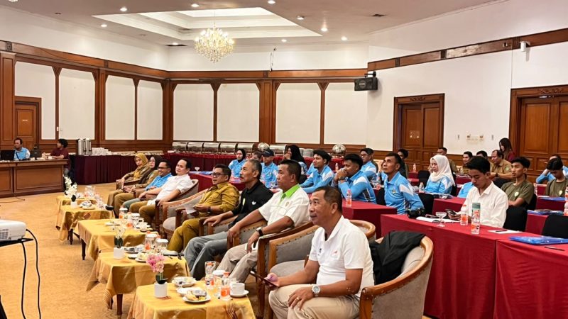 Foto: Kepala Dispora Kukar, Aji Ali Husni bersama pengurus PASI Kukar dalam pelantikan di Ballroom Hotel Grand Elty Singgasana.