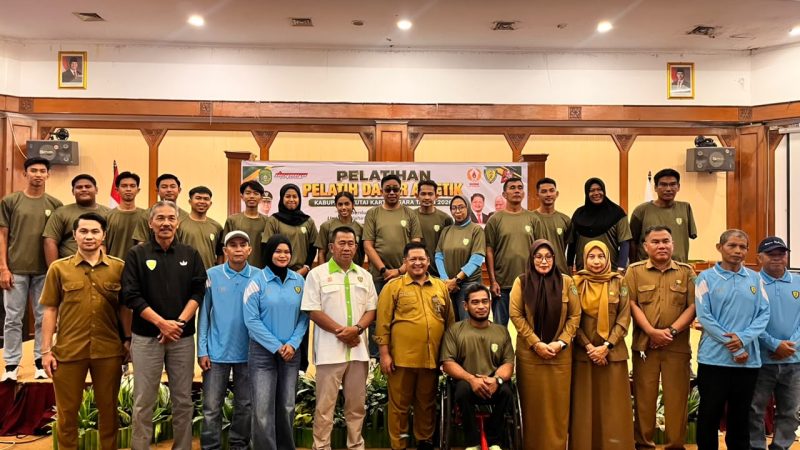 Foto: Kepala Dispora Kukar, Aji Ali Husni, menyampaikan sambutan dalam Pelatihan Dasar Pelatih Atletik.