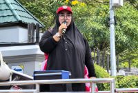 Foto: Ketua TRC PPA Kaltim, Rina Zainun, saat sedang orasi di Depan Kantor Gubernur Kaltim.
